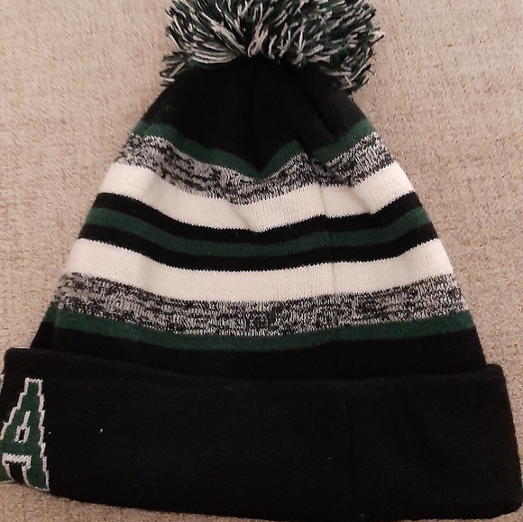 PHILADELPHIA WINTER HAT .ONE SIZE FITS ALL. - Picture 2 of 3